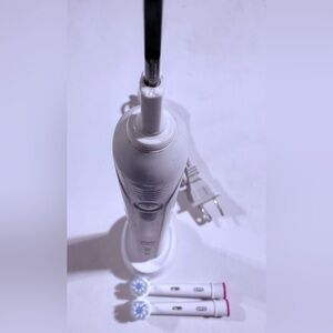 Oral-B Braun Electric Toothbrush with Replacement Heads and Charging Station